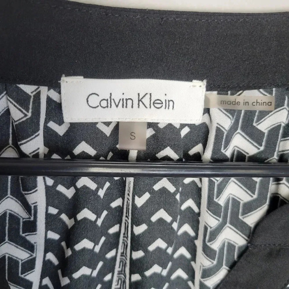 Calvin Klein Black & White Geometric V-neck Button Front - Picture 3 of 7